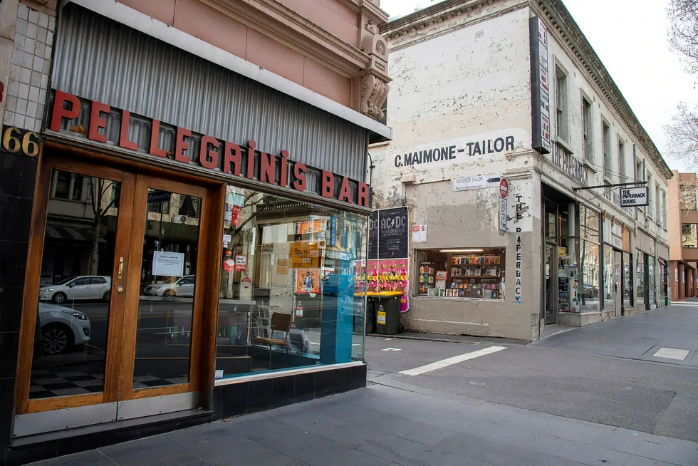 Folketomme gater og stengte butikker har vært realiteten i Melbourne i Victoria etter at delstaten har registrert en rekke smittetilfeller og koronarelaterte dødsfall.