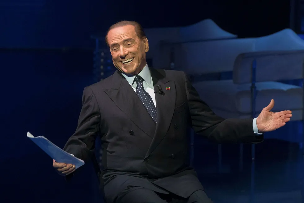 Silvio Berlusconi har vært Italias statsminister tre ganger. Her deltar han i et TV-program kalt «Porta a porta» på TV-kanalen Rai. Foto: Claudio Peri / AP / NTB scanpix