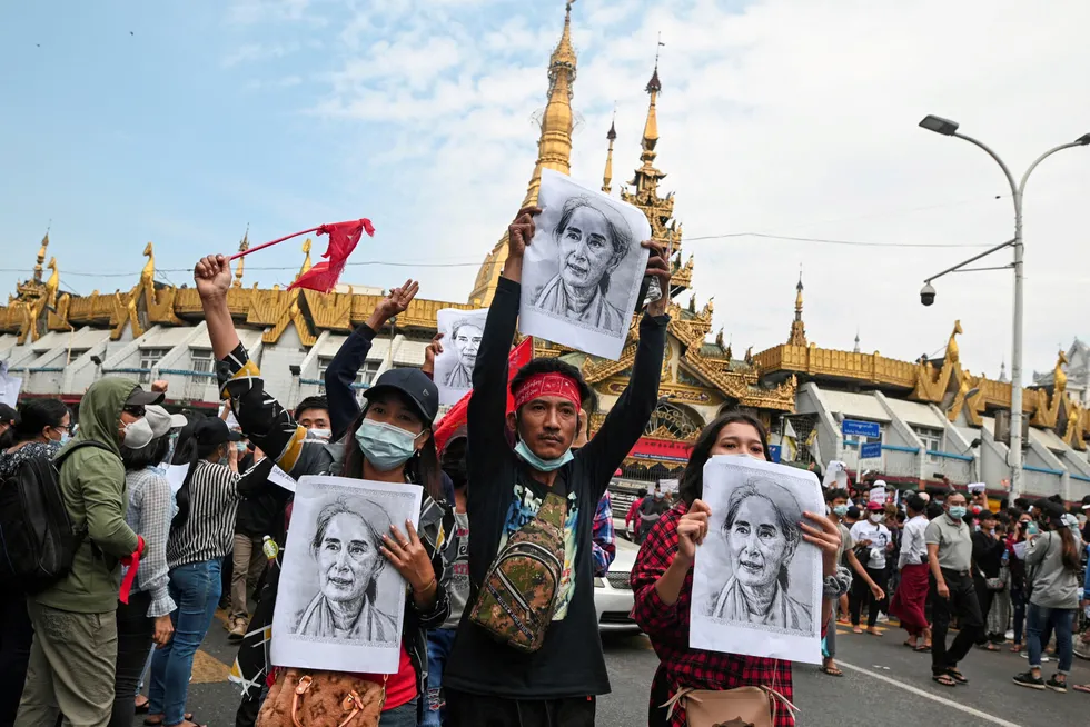 Det har vært en rekke demonstrasjoner mot militærjuntaen i Myanmar som kuppet landet i februar i fjor.