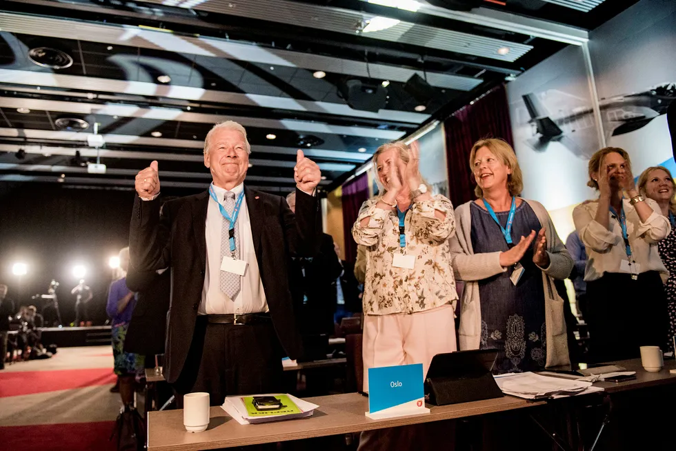 Carl I. Hagen, tidligere partileder i FrP, fylte 73 år og ble sunget for av landsmøtedeltakerne. Foto: Fartein Rudjord