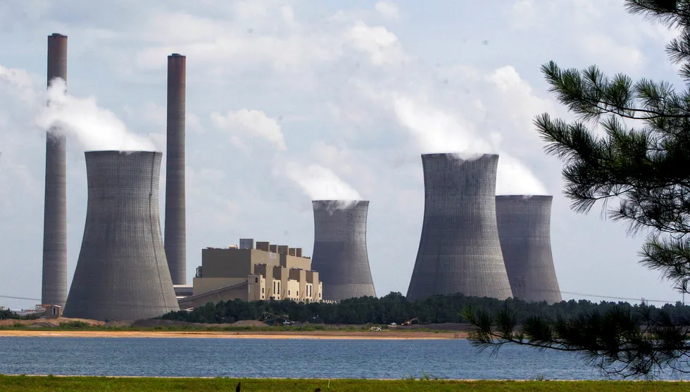 Det haster enormt å omstille kloden til å bli klimanøytral. Her det kullfyrte kraftverket Schereris i Georgia, USA som mange forskere mener er USAs største enkeltkilde til utslipp av CO2.