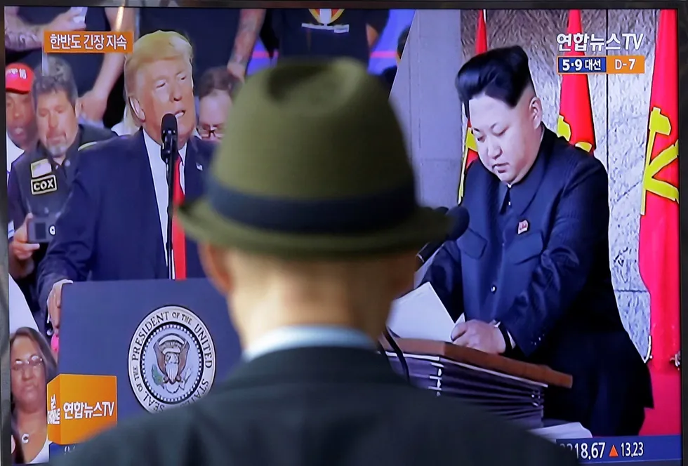 En TV-skjerm i Seoul viser Nord-Koreas Kim Jong-un (t.h.) og USAs president Donald Trump (t.v.). Foto: Ahn Young-joon / AP / NTB scanpix