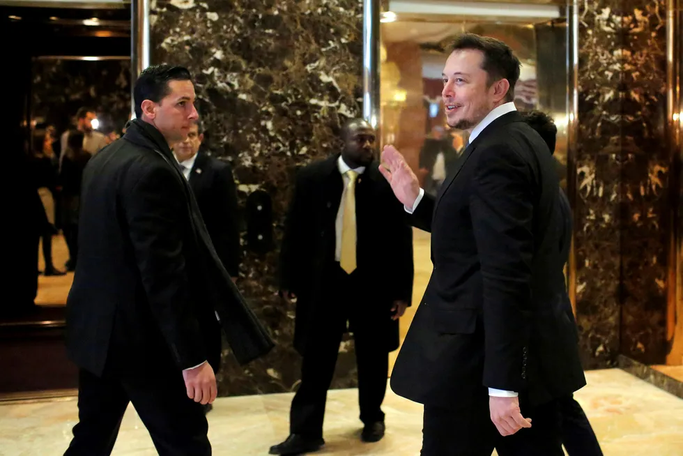 Seriegründer Elon Musk vil fjerne dagens køer ved å lage en superboremaskin. Her fra Trump Tower 14. desember, der Musk og flere av USAs ledende teknologigründere var invitert til møte med den påtroppende presidenten. Foto: ANDREW KELLY