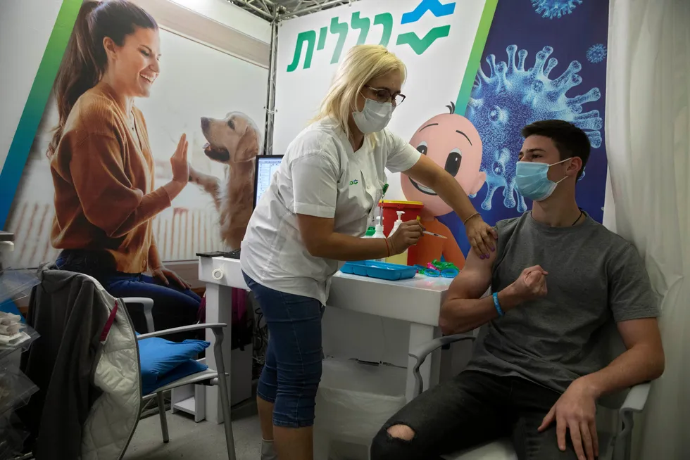 Norge kunne valgt å agere som Israel – utenfor EU som vi er: raskt, men med risiko. Her en israelsk ungdom får Pfizer-Biontech-vaksinen i byen Holon nær Tel Aviv mandag.