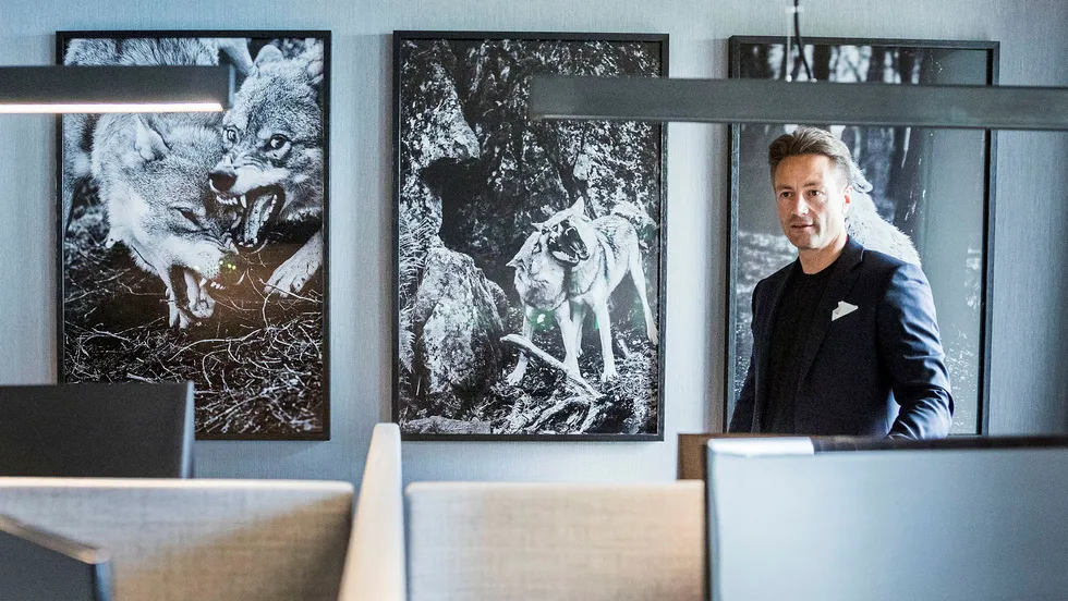 Runar Vatne har bygget opp en milliardformue tuftet på eiendom. Her står han foran tre bilder av ulver, den såkalte «wolfpack'en», på kontoret utenfor Oslo rådhus hvor han og et knippe kolleger forvalter milliardene.