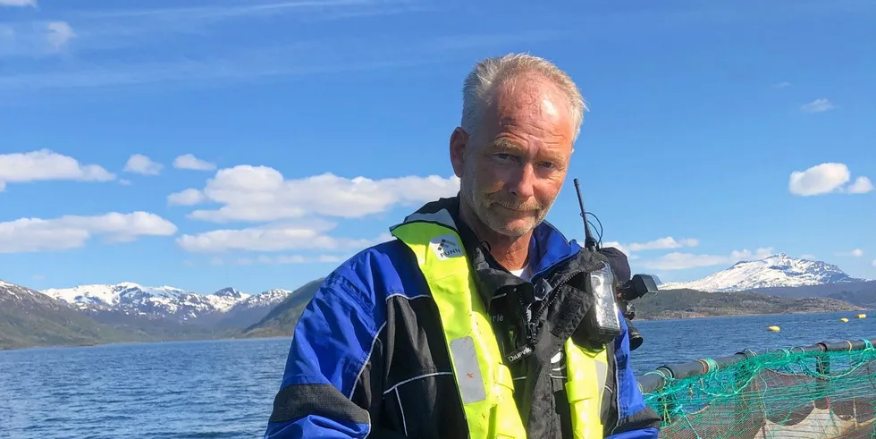 Daglig leder i Mortenlaks, Tom Jarle Bjørkly, sier den høye sjøtemperaturen skaper utfordringer i arbeidet med å ha kontroll på lusenivået.