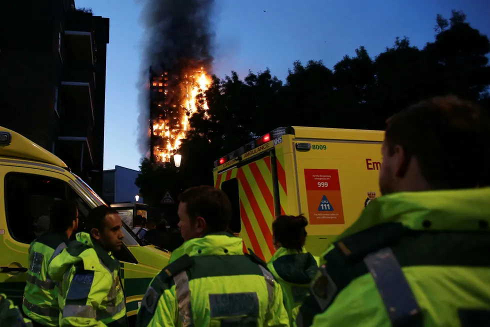 Grenfell Tower i Londonn ble 14. juni rammet av en katastrofal brann der antall døde ennå ikke er kjent. Blokken hadde 27 etasjer og var blitt dekket med plater som ikke er lov å bruke på høyhus i USA. Foto: DANIEL LEAL-OLIVAS/AFP/NTB scanpix