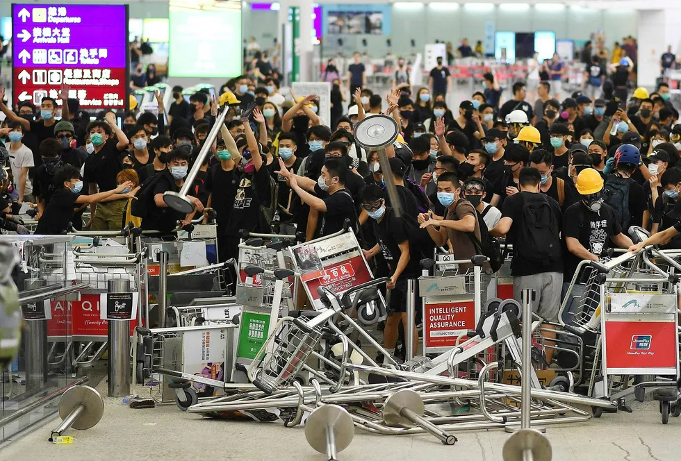 Den siste tiden har demonstranter inntatt flyplassen i Hongkong. Flere hundre flyvninger er blitt kansellert eller forsinket. Hva som blir Kinas neste trekk avhenger av en rekke faktorer.