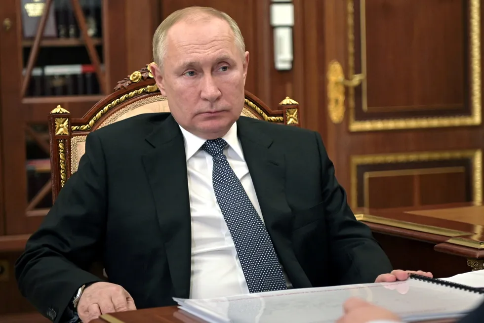 Hva gjør Vladimir Putin i en presset situasjon?