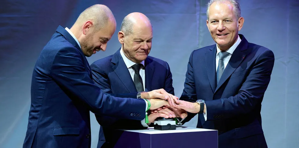 Siemens Energy CEO Christian Bruch (l), German Chancellor Olaf Scholz (m), Air Liquide CEO Francois Jackow (r) at opening of electrolyser gigafactory.
