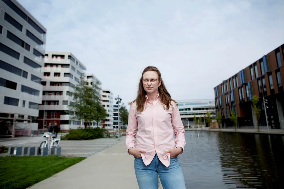 Nyutdannet geolog Monika Maria Dyrendahl (24) sliter med å få fast jobb i oljebransjen oppgangstidene til tross. Her i oljeklyngen i Jåttåvågen ved Stavanger.