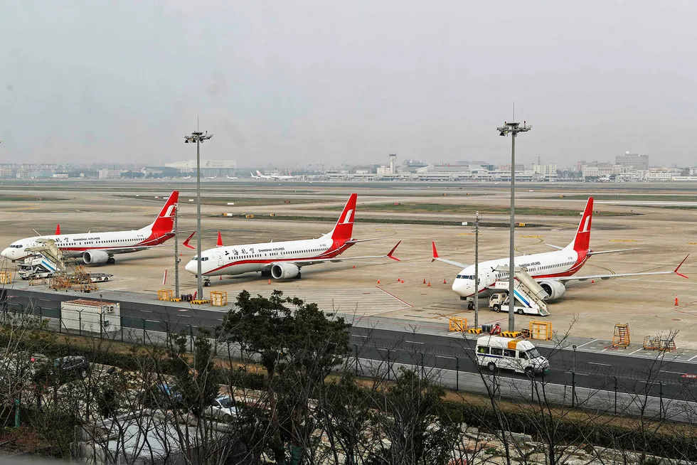 Flere flyselskaper velger å sette den ulykkesrammede flytypen Boeing 737 Max 8 på bakken. Bildet fra mandag viser tre Max 8 fra Shanghai Airlines parkert på Den internasjonale flyplassen Shanghai Hongqiao.