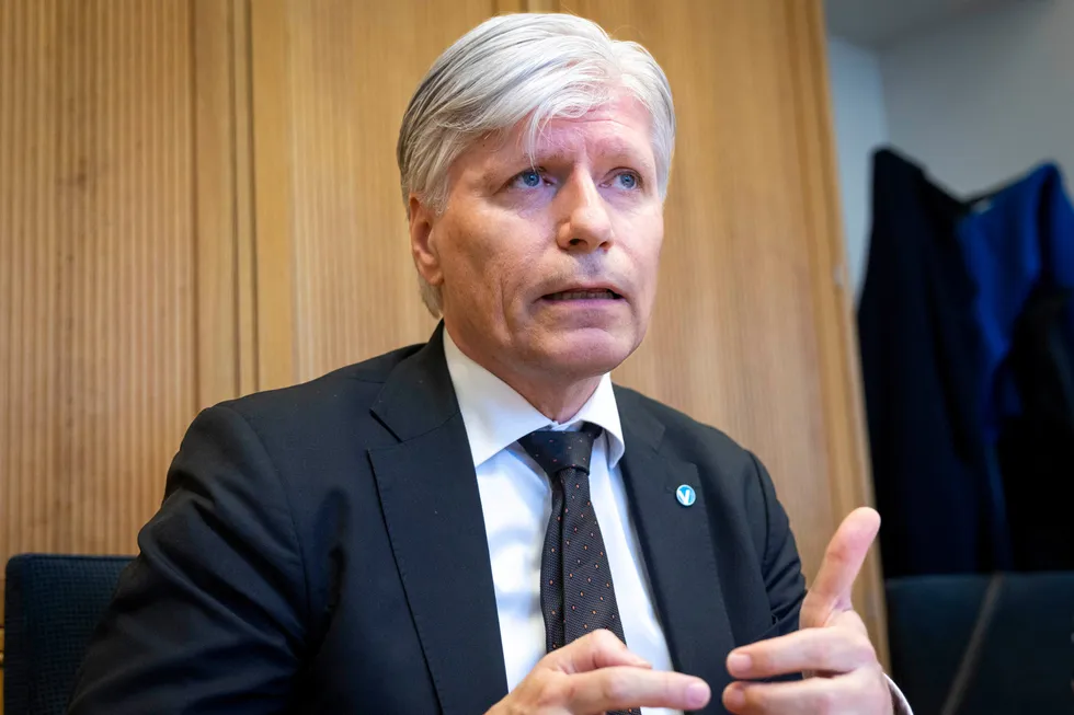 Ola Elvestuen mener regjeringen setter Norges anseelse som en seriøs klima- og miljønasjon på prøve.