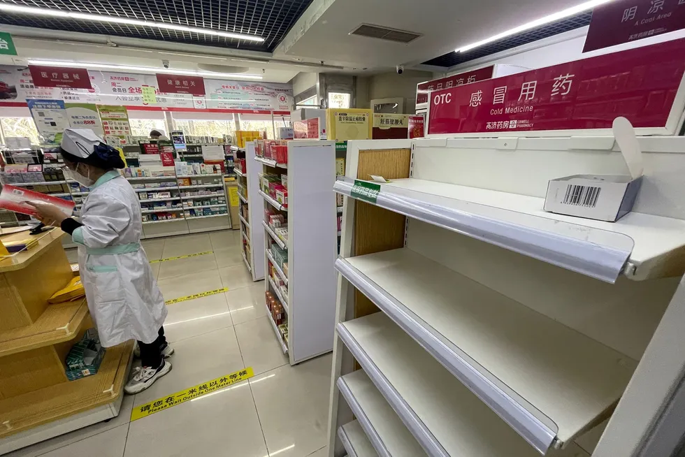 Kinesiske apotek tømmes for febernedsettende medisin og andre medikamenter etter store smitteutbrudd i landet. Kina er på vei inn i vanskelige vintermåneder og det ventes tre smittebølger før våren gjør sitt inntok. Her fra Beijing.