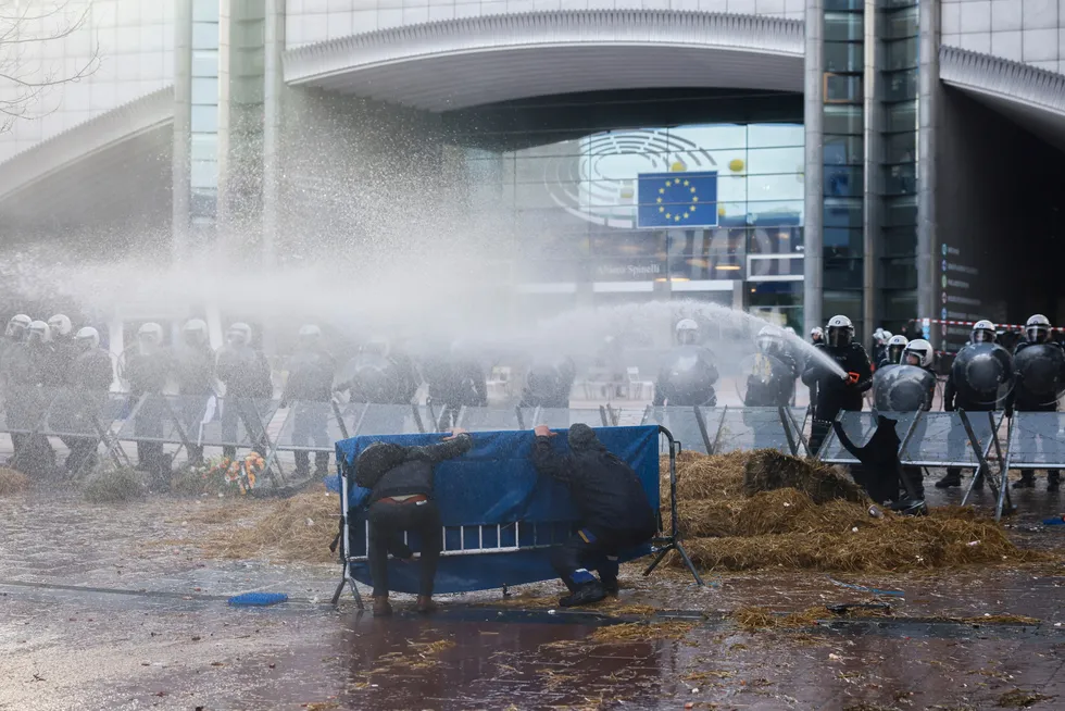 Belgisk opprørspoliti spyler sinte bønder utenfor Europaparlamentet i Brussel 1. februar. I juni kan opprørerne surfe inn i parlamentet på en mørkeblå bølge.