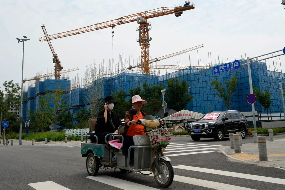 Byggeprosjektene i Kina er mange, men sektoren sliter med stor gjeld, og nylig misligholdt en av landets store eiendomsentreprenører gjelden. Frykten er stor for at boblen sprekker.