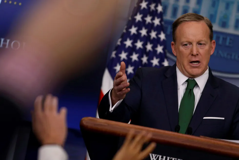 Pressesekretæren i Det hvite hus Sean Spicer sier presidenten ikke viker fra avlyttingspåstander. Foto: Jonathan Ernst/Reuters/NTB scanpix