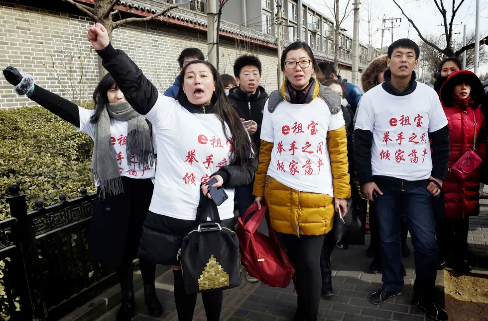 Uregulerte finansinstitusjoner og såkalte kompislån på internett har dukket opp overalt i Kina. Tidligere i år demonstrerte kinesere som tapte over 60 milliarder kroner på tjenesten Ezubao. Foto: Greg Baker/AFP/NTB Scanpix