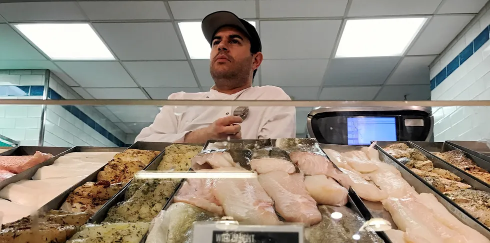 Det ble eksportert mindre torsk i fjor. Her James Morrissey i fiskedisken hos Whole Foods i London som er en av flere butikker som kjøper inn skrei hvert år.