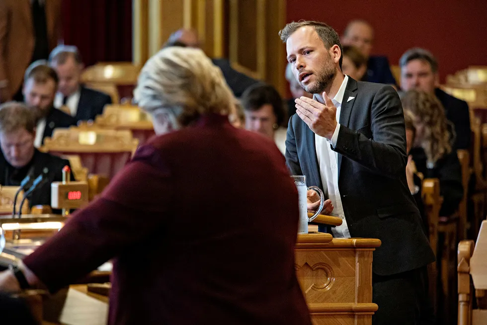Erna Solberg og Audun Lysbakken i spontanspørretime på Stortinget.