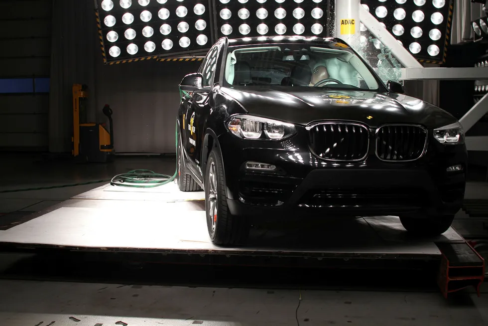 Her får BMW X3 gjennomgå i en kollisjonstest av Euro NCAP. Foto: Euro NCAP