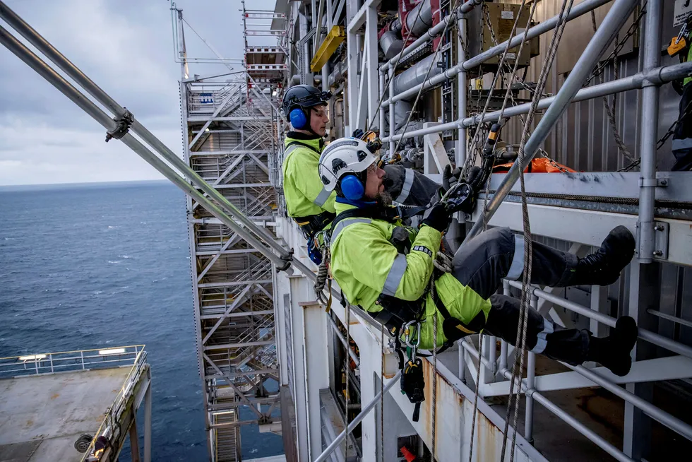 En nedskalering av norsk petroleumssektor kan bety en langvarig svekkelse av produksjon og sysselsetting, noe Norges Bank trolig ville forsøkt å motvirke med lavere rente. Her fra Troll A-plattformen i Nordsjøen.