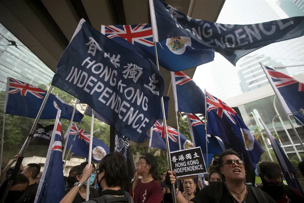 Selvstendighets-tilhengere i Hong Kong under en demonstrasjon 1. juli i forbindelse med markeringen av at det er 20 år siden Kina delvis overtok provinsen på betingelser. Foto: Ng Han Guan