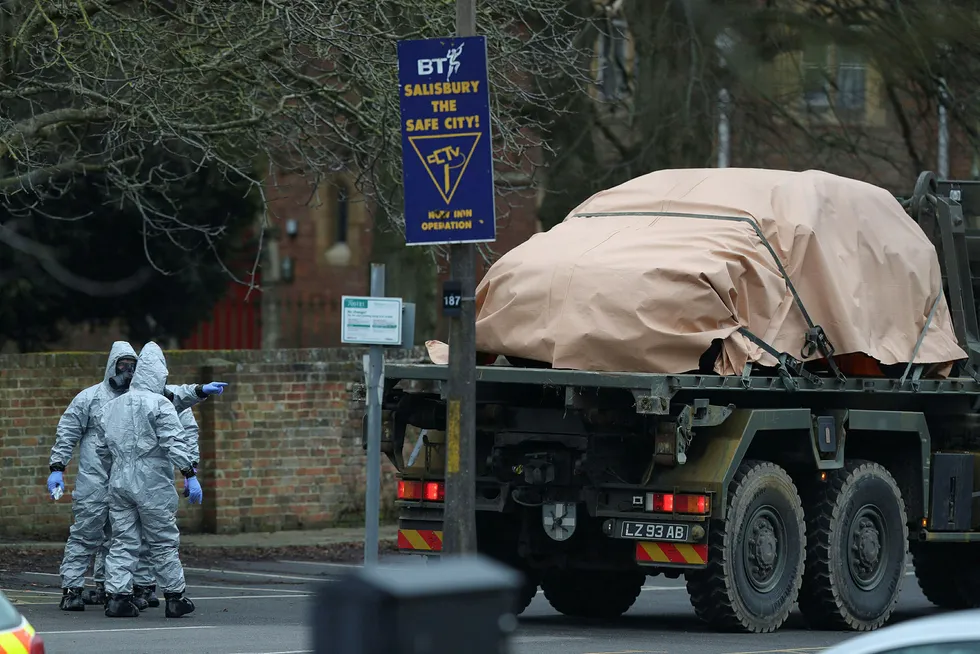 En bil blir fjernet av militært personell fra en parkeringsplass i Salisbury, England. Foto: Andrew Matthews/PA via AP