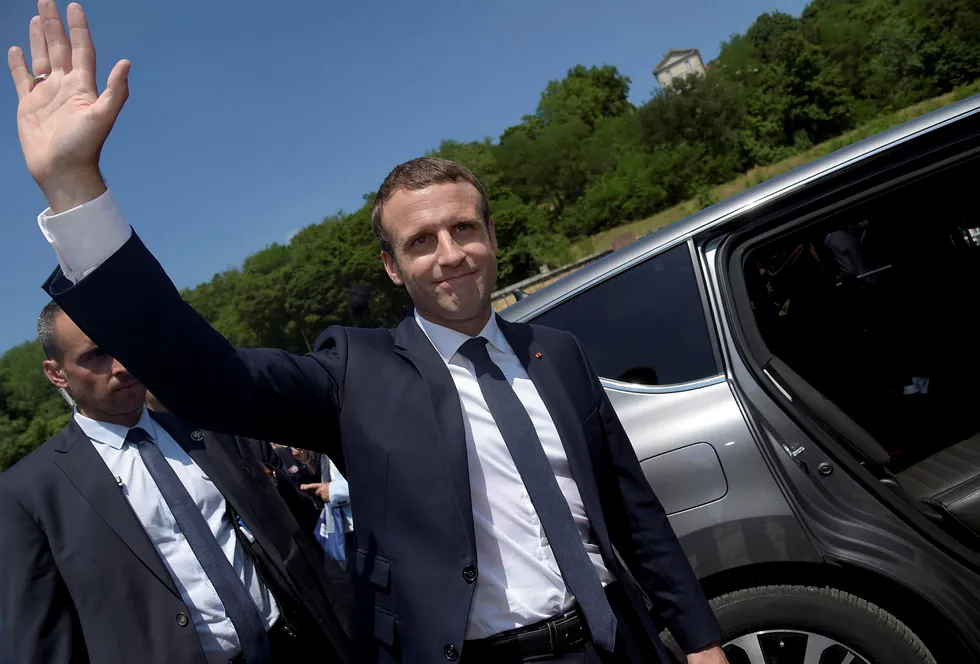 President Emmanuel Macron hilser på fremmøtte i forbindelse med markeringen av 77-årsdagen for daværende general Charles de Gaulles radiotale til folket om et fritt Frankrike. Foto: Bertrand Guay/Pool/Reuters/NTB scnapix