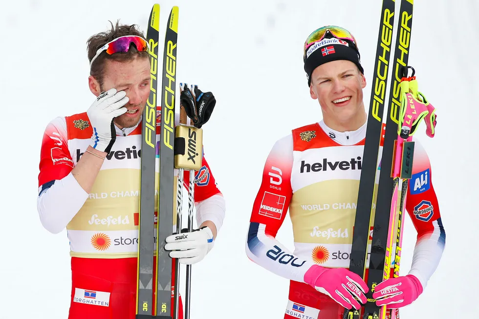 Emil Iversen og Johannes Høsflot Klæbo etter seieren i finalen i lagsprint i ski-VM i Seefeld.