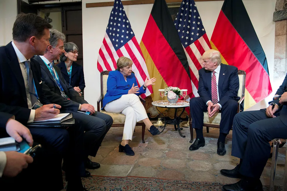 Det er ordkrig over Atlanteren mellom Tysklands forbundskansler Angela Merkel og USAs president Donald Trump. Her prater Merkel og Trump på G7-møtet på Sicilia forrige uke. Foto: BPA/Reuters/NTB Scanpix