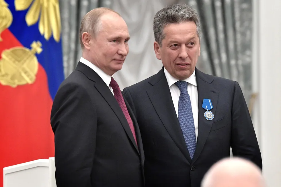 Styreleder Ravil Maganov i den russiske oljegiganten Lukoil ble avbildet sammen med president Vladimir Putin i 2019.