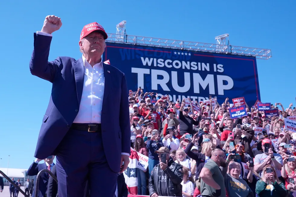 Donald Trump varmet opp før TV-debatt mot Kamala Harris i Mosinee, Wisconsin.