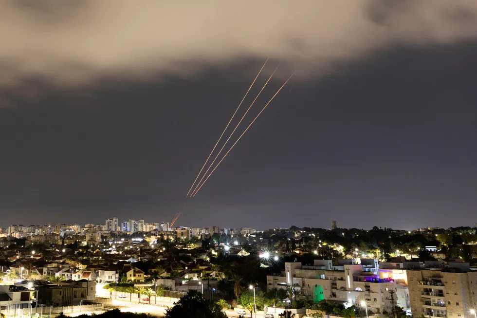 Iran sendte en skur av raketter og droner mot Israel natt til søndag. Med hjelp fra blant andre USA avverget Israel angrepet ved å skyte ned de iranske rakettene og dronene før de gjorde stor skade. Her er et israelsk luftvernbatteri i aksjon over byen Ashkelon.