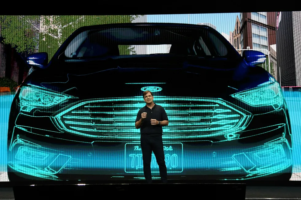 Ford-sjef Jim Farley snakker på bilmessen i Las Vegas i helgen der han la frem Fords satsing på elbiler de kommende årene. Foto: Ethan Miller/Getty Images/AFP/NTB scanpix