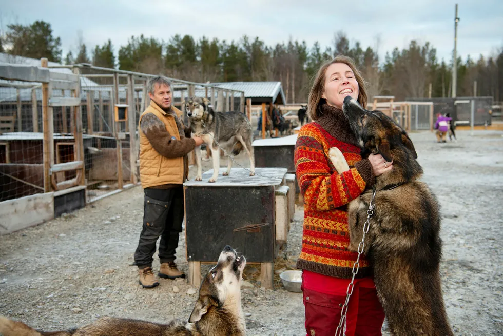 Kokk Johnny Trasti og hundekjører Trine Lyrek i hundegården med Neos og Vans, to av 79 alaskahusky hunder i selskapet Trasti & Trine utenfor Alta i Finnmark. I bakgrunnen hilser datteren Hanne Lyrek på en av hundene.