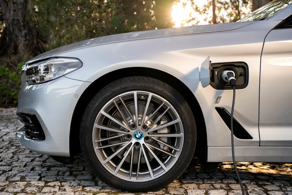 Nå kommer også BMW 5-serie som ladbar hybrid. Foto: BMW