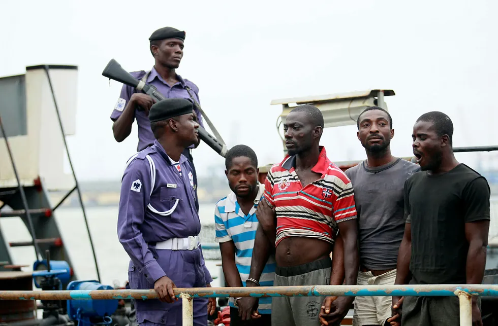 Pirater har igjen slått til utenfor kysten av Nigeria. Bildet viser mistenkte pirater som ble arrestert i Nigeria i 2013.
