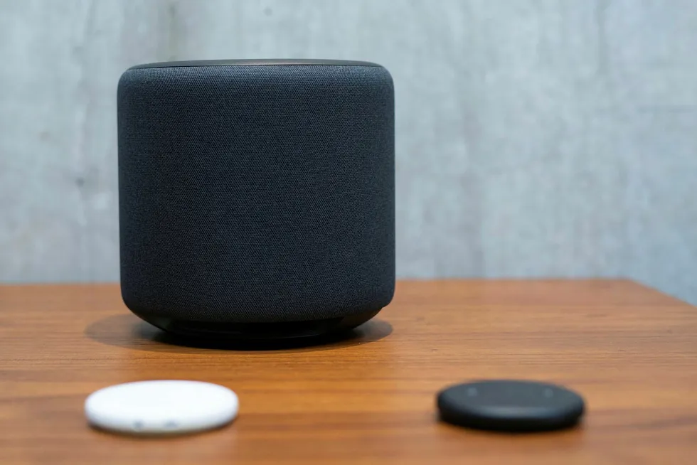 Amazons Echo, boksen som inneholder talegjenkjenningssystemet Alexa, sklir inn i hjemmet med sin nøytrale design.