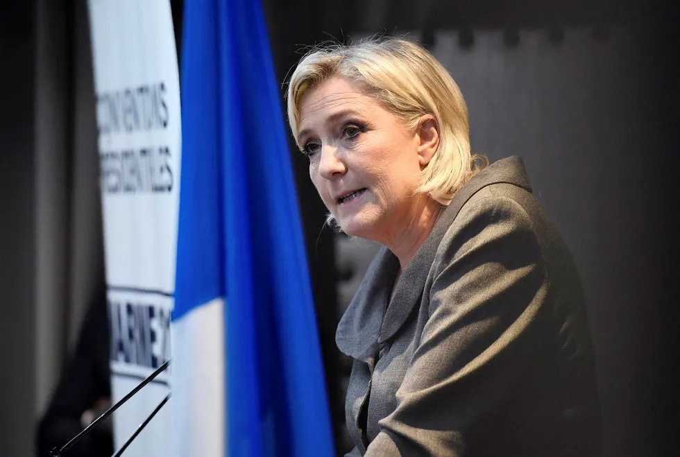 Marine Le Pen vil kreve at alle andre enn EU-borgere og russere vil måtte velge dersom de har dobbelt statsborgerskap. Foto: ALAIN JOCARD/Afp/NTB scanpix
