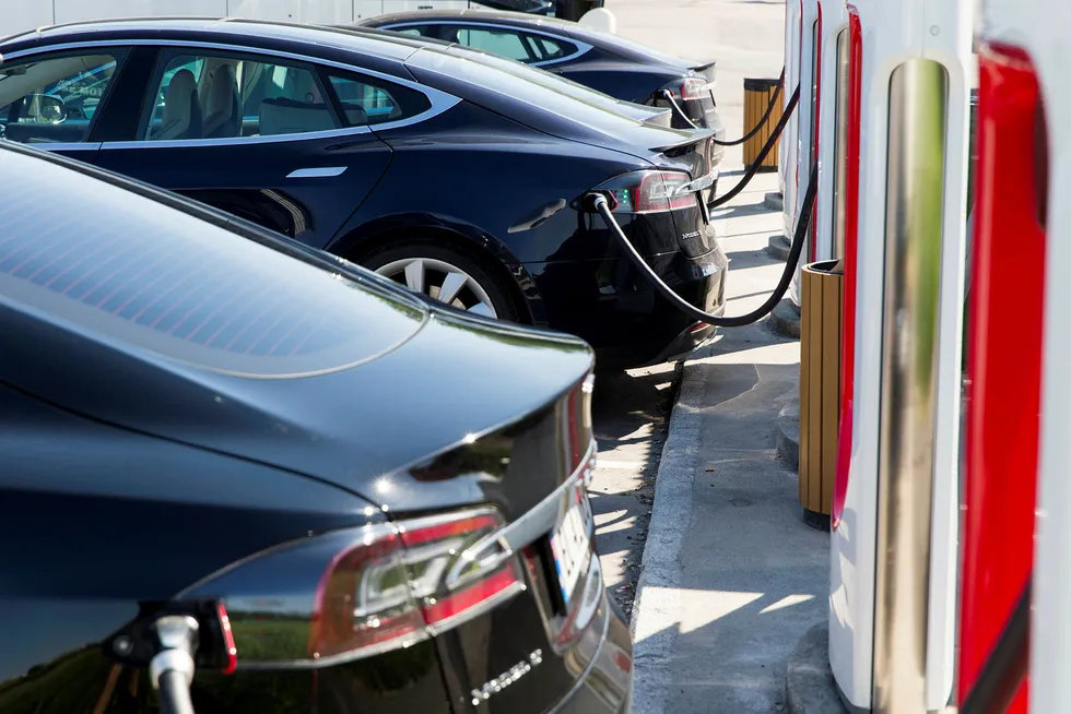 En rekke Teslaer står til lading på Solli supercharger i Østfold.