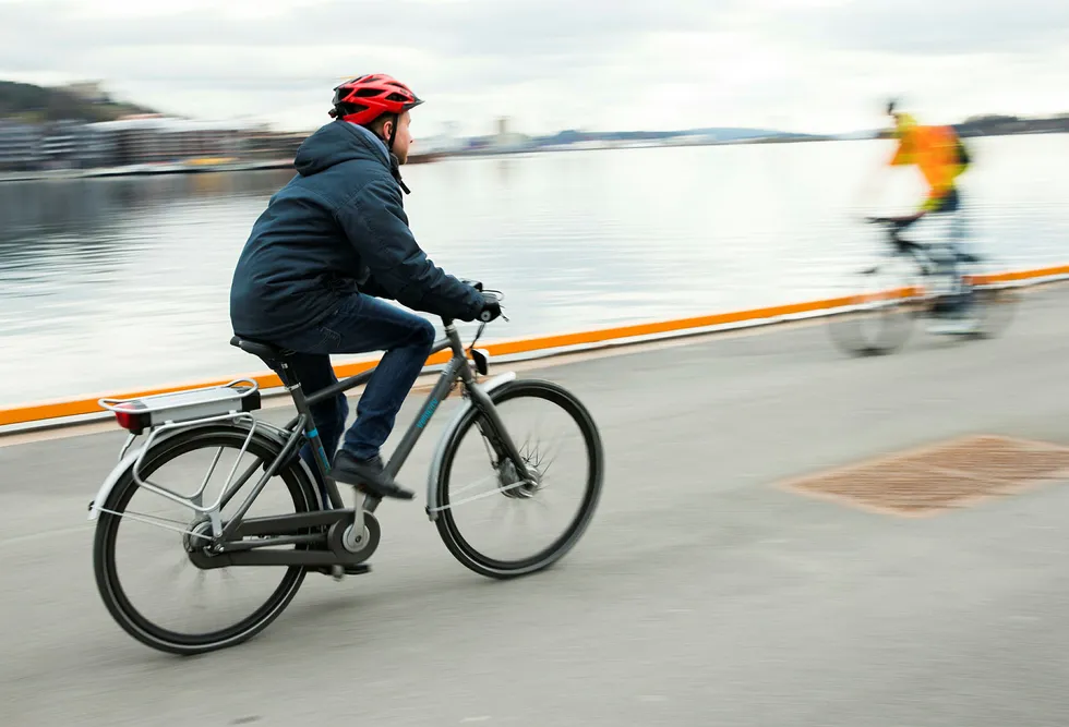 En mann sykler på el-sykkel. Illustrasjonsbilde.Foto: Berit Roald / NTB scanpix