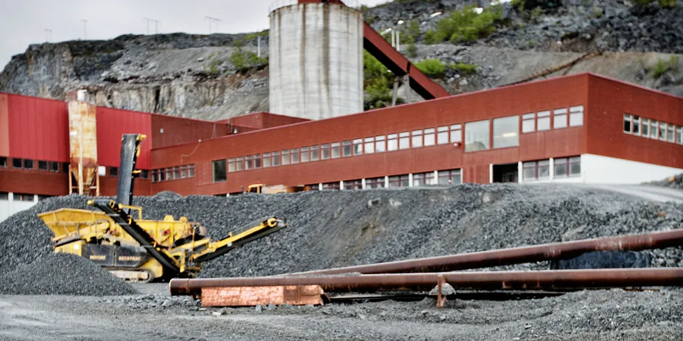 Kvalsund, Finnmark 14.06.2016 Det er stor uenighet om gruvedrift i Kvalsund. Nussir ønsker å åpne kobbergruve i kommunen. I dag fungerer anlegget som steinbrudd. Kvalsund er blitt kåret til landets verste kommune. Foto: Linda Næsfeldt