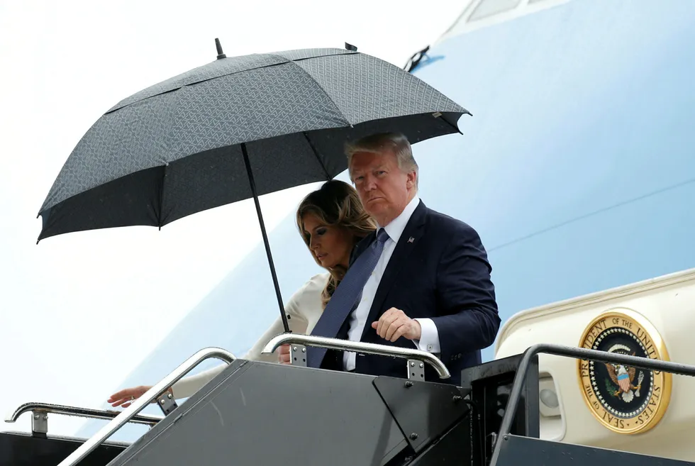 USAs president Donald og førstedame Melania Trump ankom fredag Newark utenfor New York etter besøket i Frankrike. Det første han gjorde var å anke kjennelsen fra Hawaii om innreiseforbud. Foto: Kevin Lamarque/Reuters/NTB scanpix
