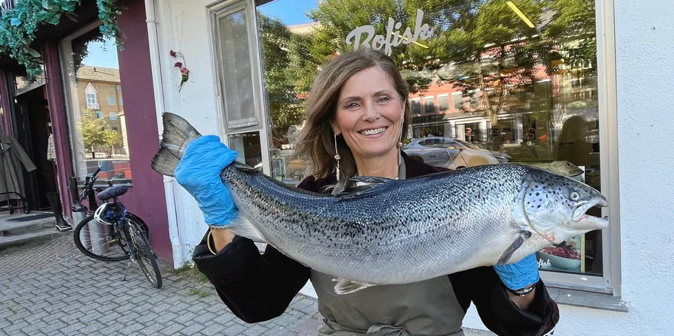 Det meste av norsk lakseproduksjon går til eksport, men noe selges i Norge: Daglig leder Elin Pettersen i fiskebutikken Bofisk i Bodø viser fram verdens mest populære fisk.