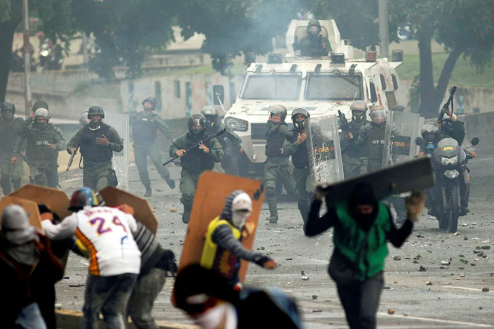 Nasjonalgarden angriper demonstranter i Caracas fredagen før valget. Svært mange er imot presidenten og frykter at han vil få mer makt etter søndagen. Foto: Ariana Cubillos/AP/NTB scanpix