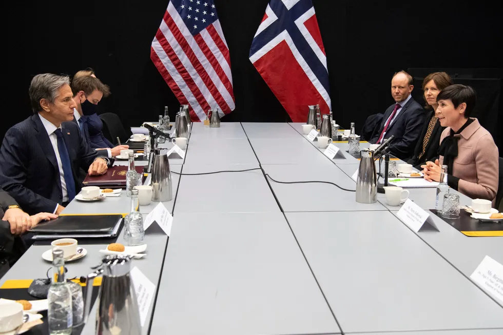 Utenriksministrene Antony Blinken og Ine Eriksen Søreide møttes på Island i forrige uke, flankert av amerikanske og norske diplomater.
