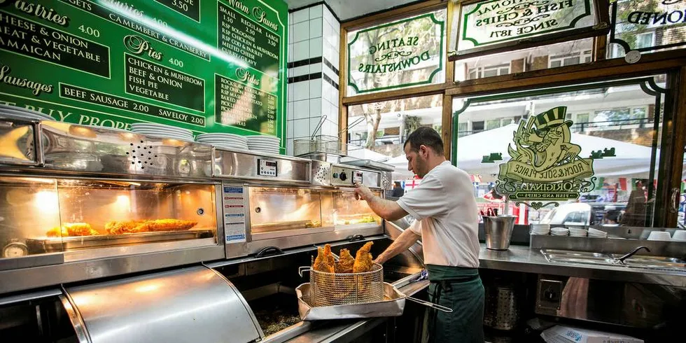 NORSK FISK: Norsk hvitfisk brukes i engelske fish and Chips. Her fra en restaurant i Covent Garden, LondonFoto: Jeff Gilbert