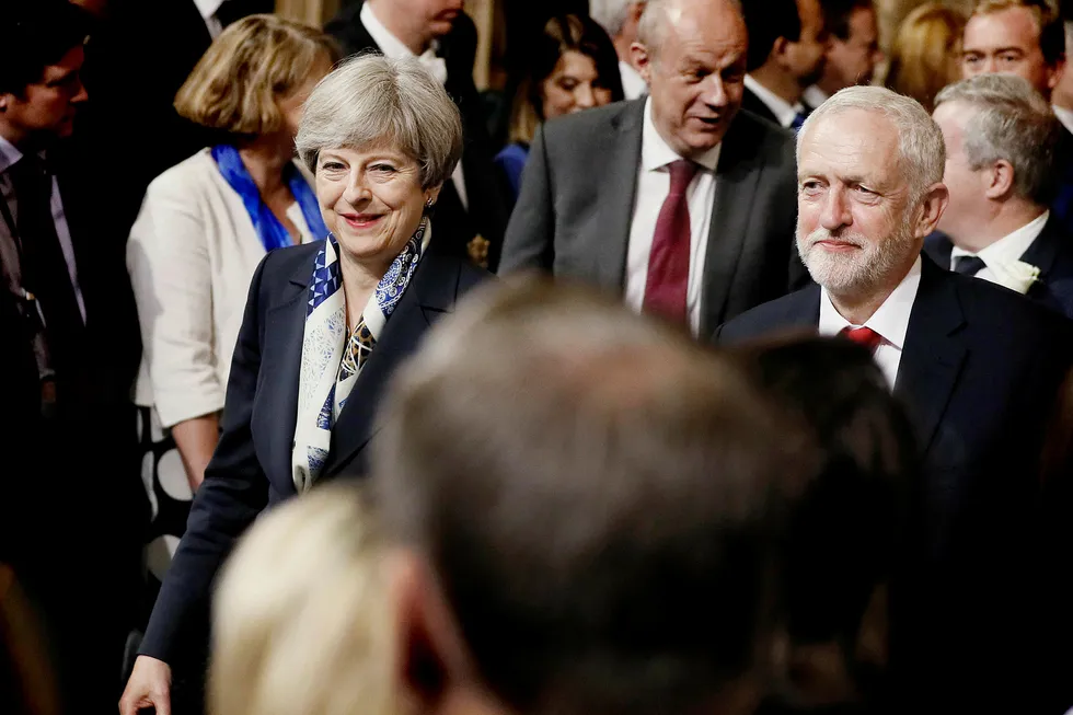 Delte drømmer. Både Storbritannias statsminister Theresa May og opposisjonsleder Jeremy Corbyn ønsker seg en brexitavtale EU insisterer på at unionen ikke vil tilby. Foto: WPA Pool/Getty Images