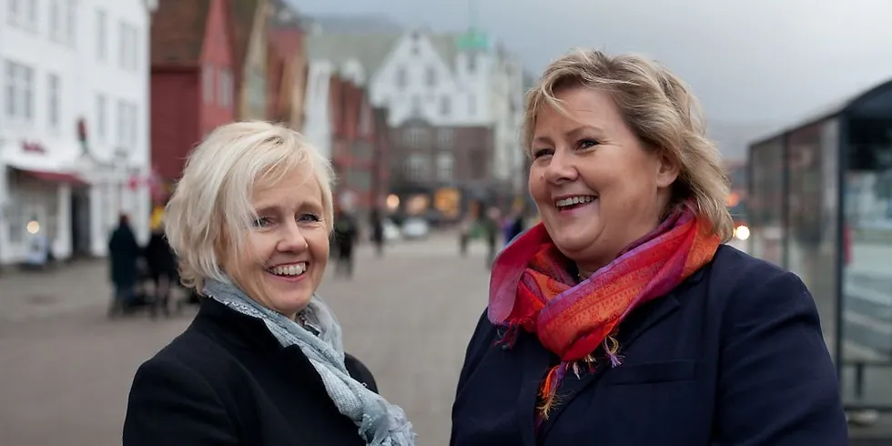 Søstrene Marit og Erna Solberg på Bryggen i Bergen. Foto: Elise Aardal